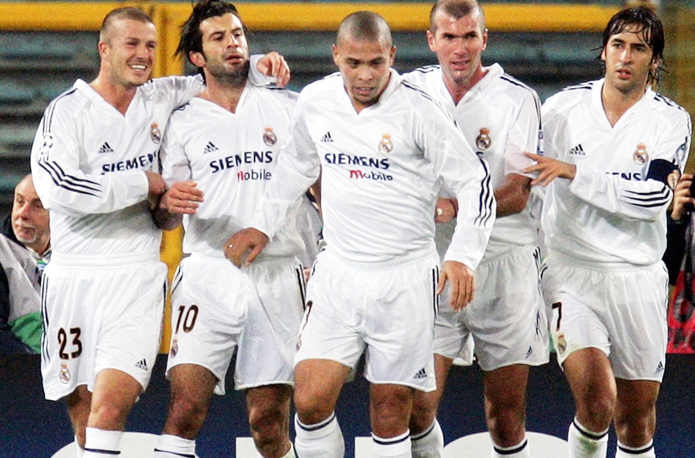 c罗出局小球迷捂眼狂哭,c罗输球球迷落泪