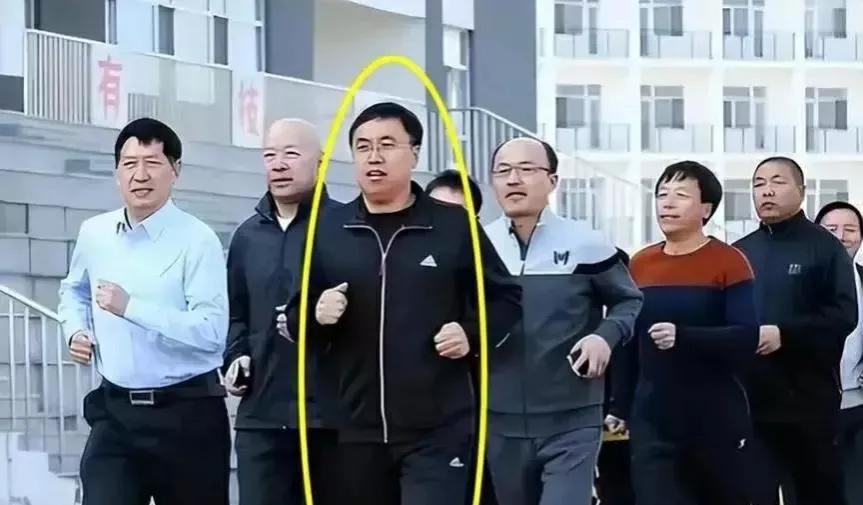 盘锦教育局长“意外”去世，疑因与老婆闺蜜偷情被堵门后坠楼身亡