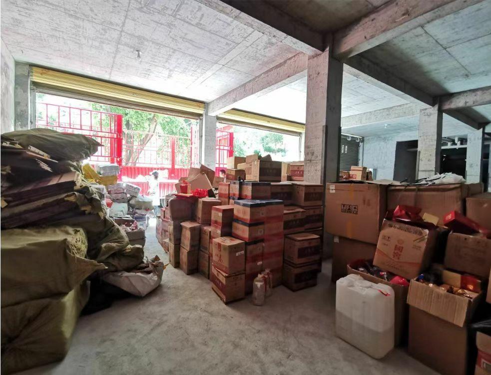 民警顺藤摸瓜捣毁制假窝点,警方抓捕顺藤摸瓜