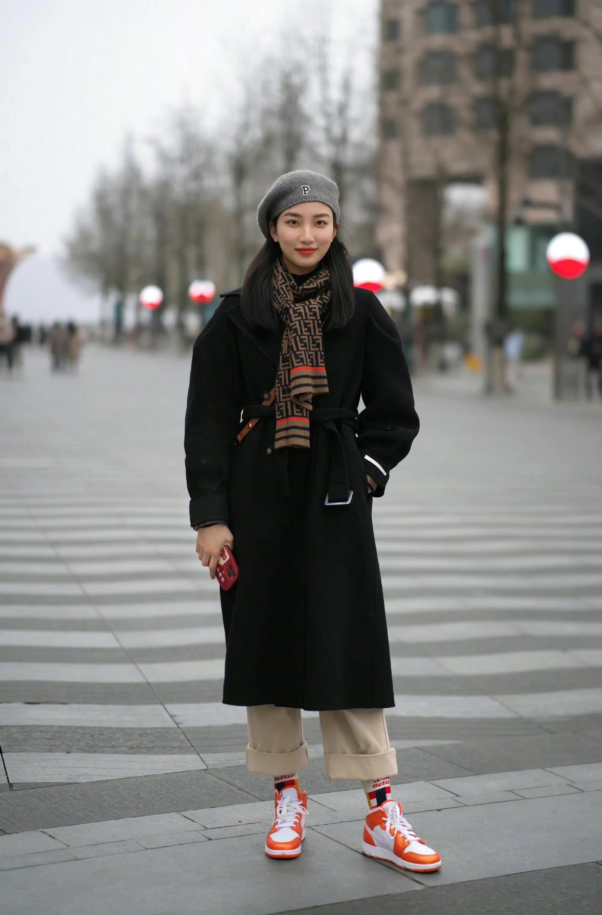 衬衫搭配fendi围巾系法,芬迪围巾怎么穿搭显年轻