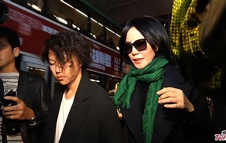 谢霆锋霍汶希杨受成王菲,王菲商场买手表