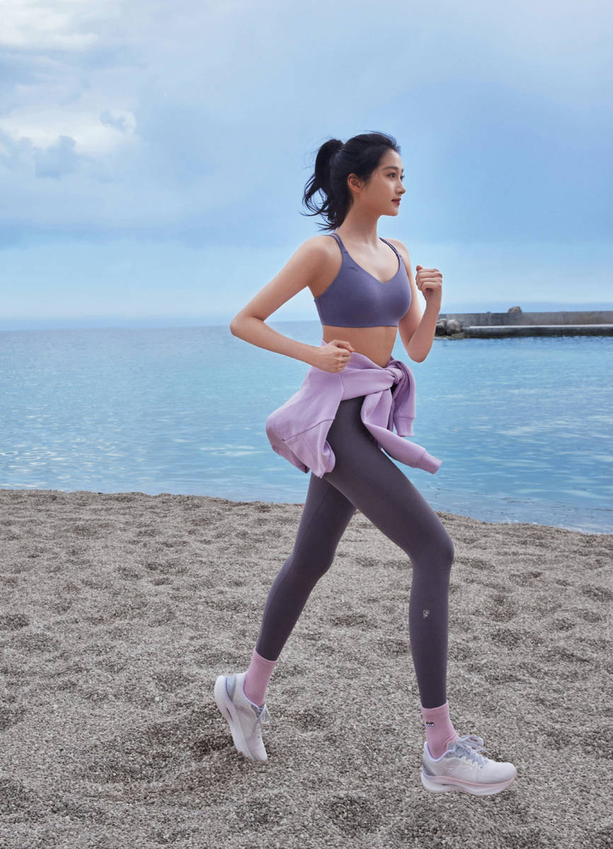 关晓彤分享海边跑步照，穿运动内衣身材性感，商家侵权赔其100万