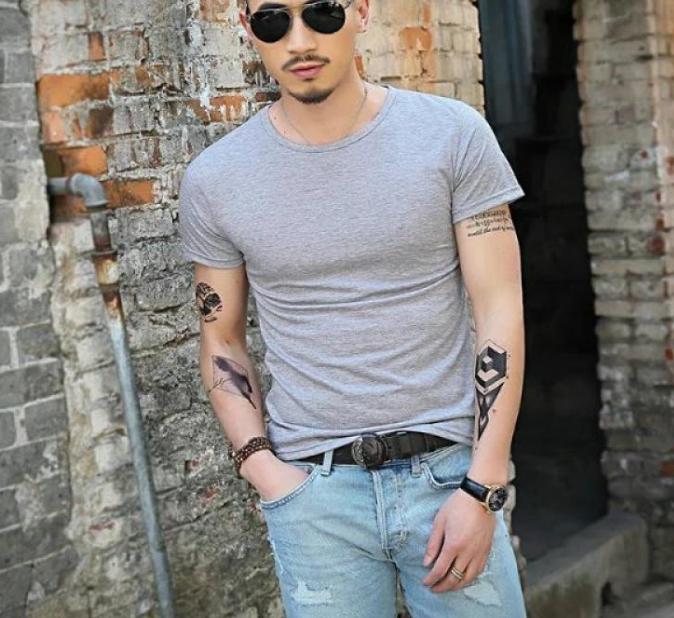 白t恤多种穿搭法男,男人一件t恤30种搭配怎么穿都时髦