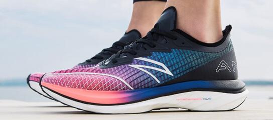 安踏跑鞋矩阵勇立潮头,安踏碳板跑鞋矩阵图片