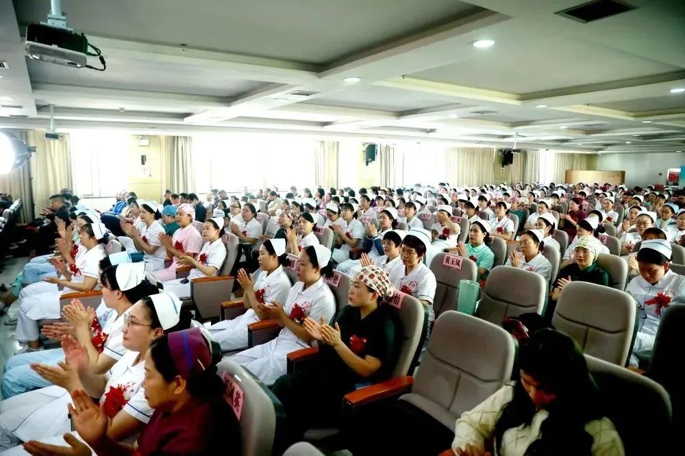 发展护士队伍改善护理服务的感悟,发展护士队伍改善护理服务1500字