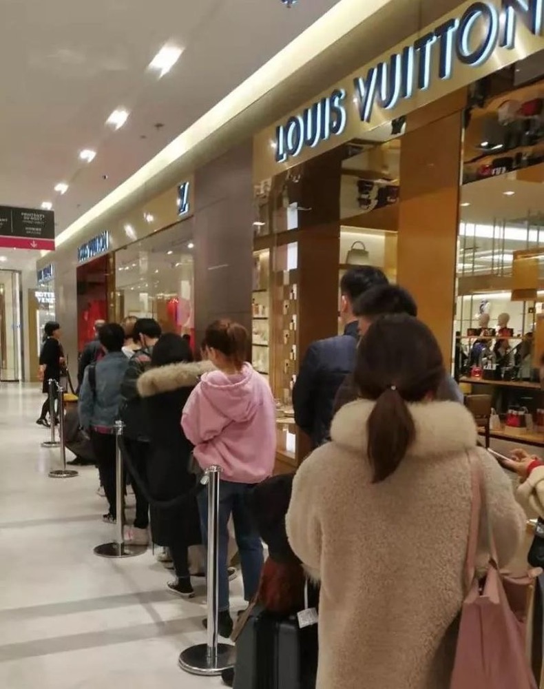 澳洲富婆和LV杠上了，上万元衣服穿一次就烂