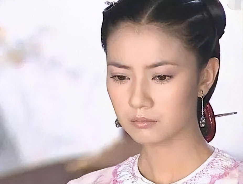 既显苦相又显老,脸上有这几个特征的女生是高级脸