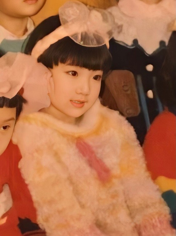 毛晓彤：曾经被父亲抛弃扔垃圾桶，成名后父亲索要5000万赡养费