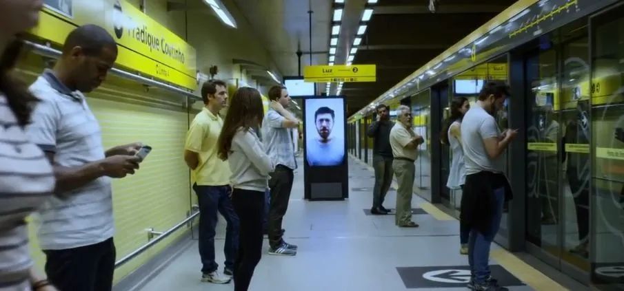 跟着飞机跑、可以喝、会传染，这些户外广告牌不一般