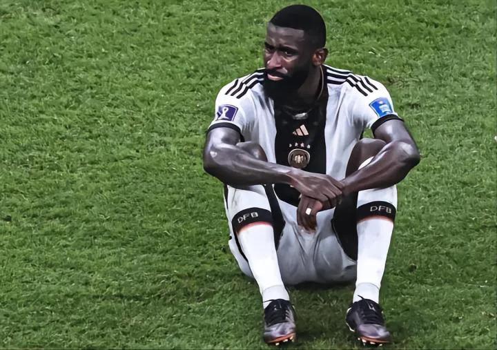 小白看连续剧,小白看足球比赛