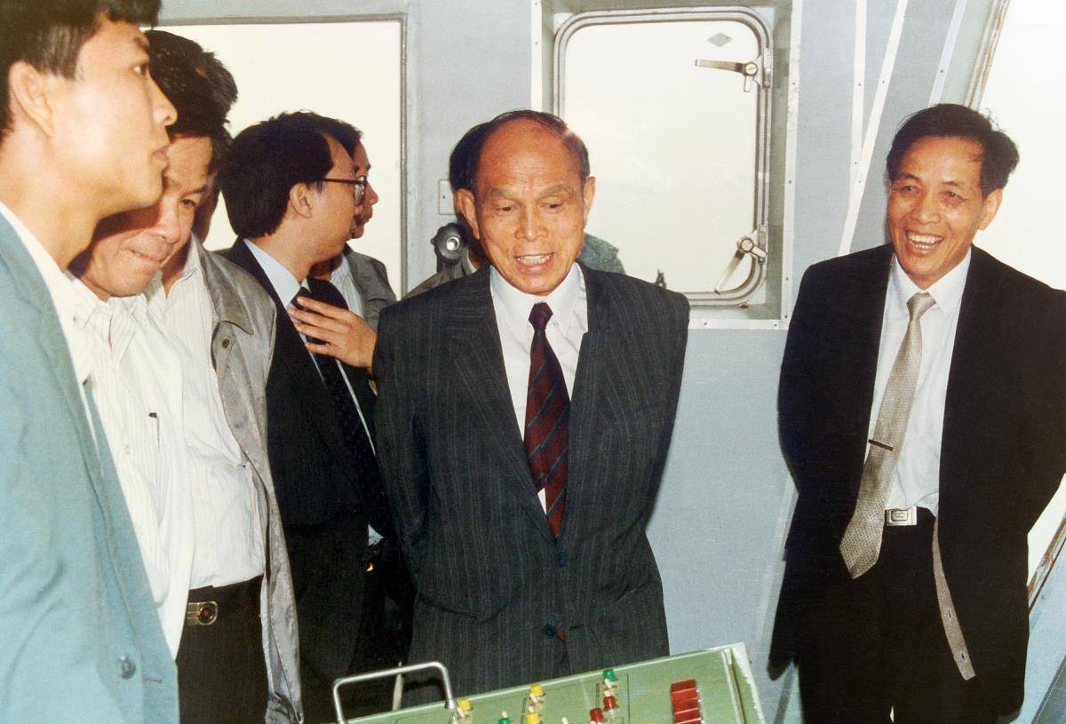 百年霍家：独尊大房，二房三房子女不与父合影，不得插手家族生意