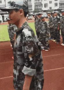 宝宝不会爬也不愿意趴怎么办,七个月宝宝不会爬总想站