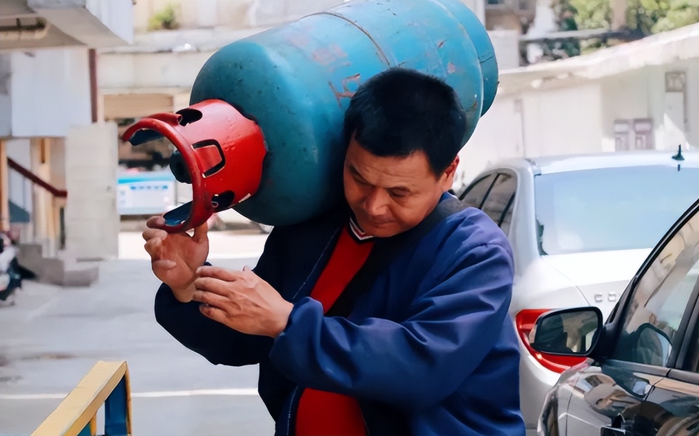 养父母靠煤气养大女儿20年后寻亲,养父扛煤气罐供女孩读到博士