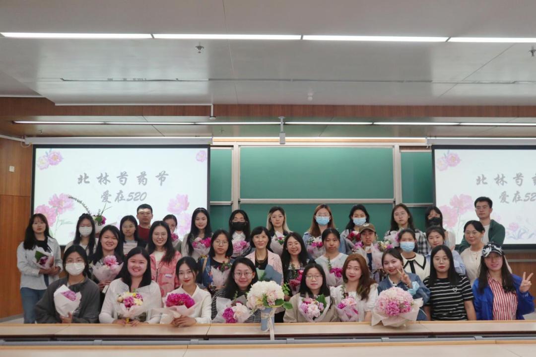 给最爱的Ta，送芍药还是玫瑰？