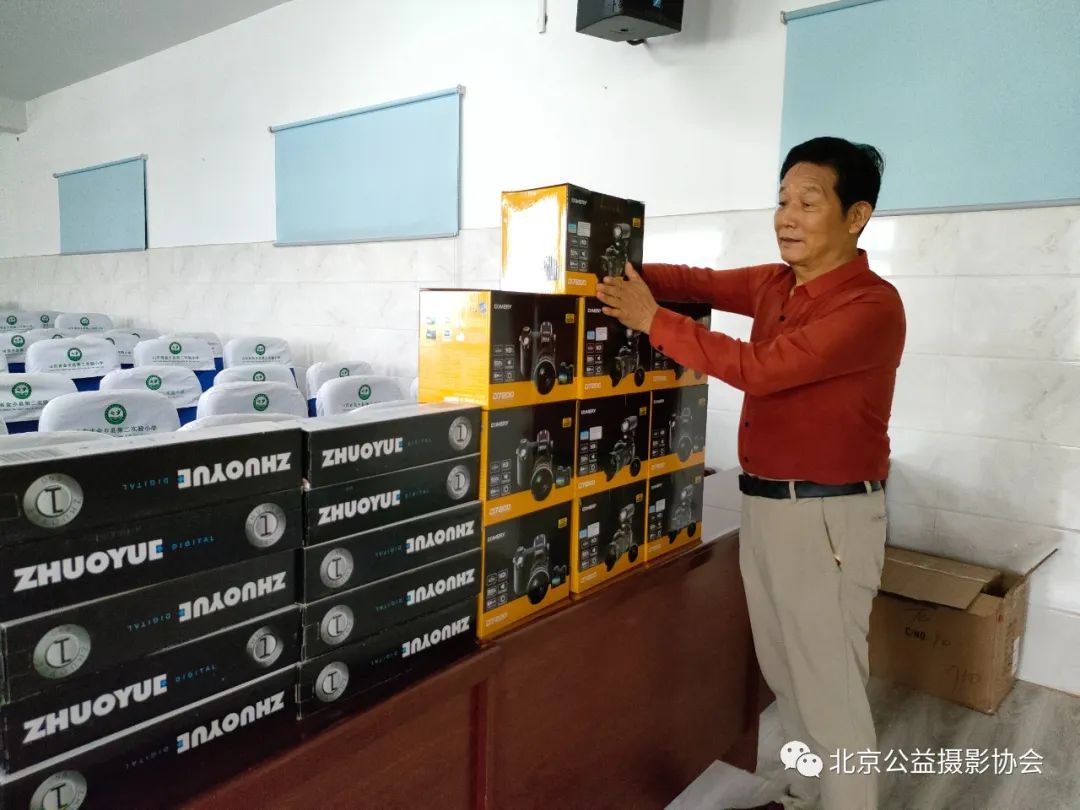 回馈母校爱心捐赠活动,献爱心助学捐赠仪式