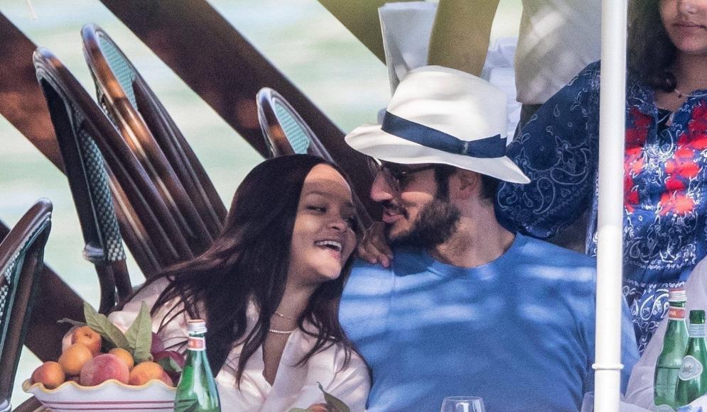 蕾哈娜持枪,蕾哈娜为什么被男友打伤了