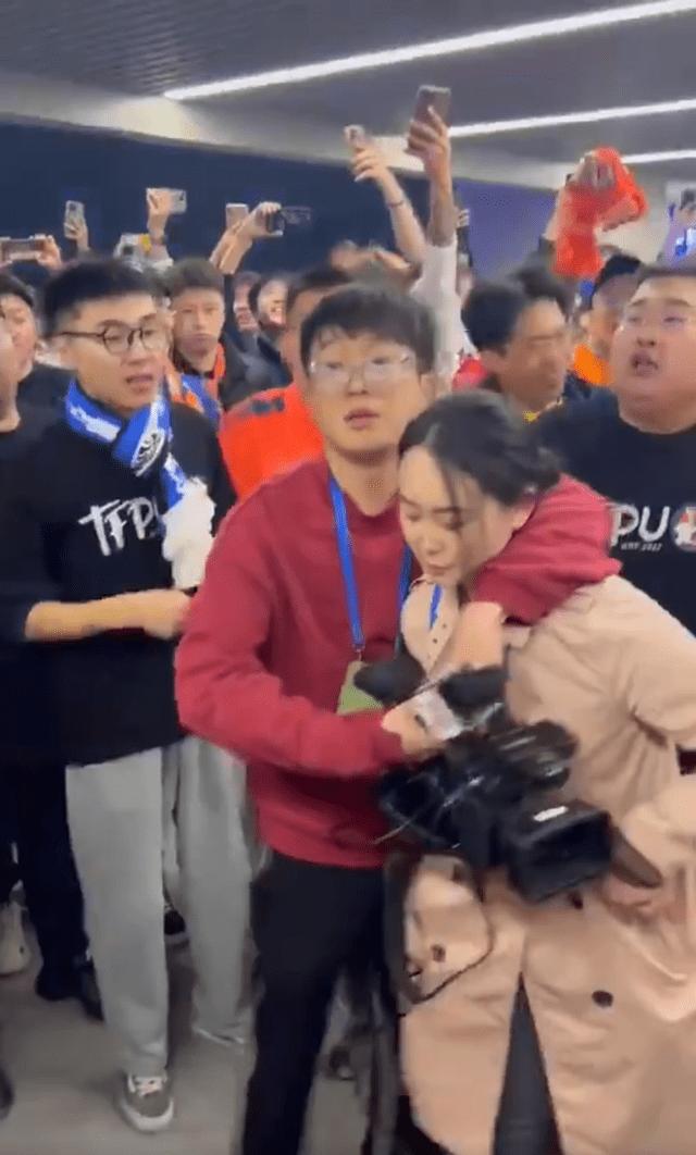 青岛西海岸球迷和山东泰山球迷,青岛球迷与山东球迷