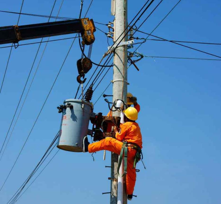 打桩机水鬼捞钻头3d演示,为什么打桩机一定要人下水里面捞