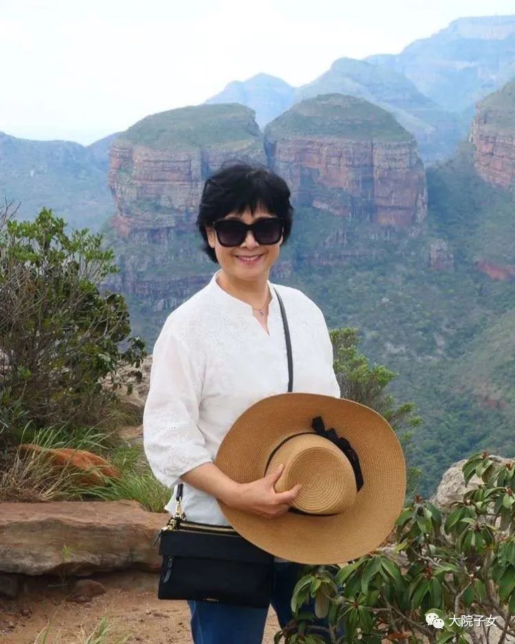 对越自卫反击战高校,向参加过自卫还击的战友们敬礼