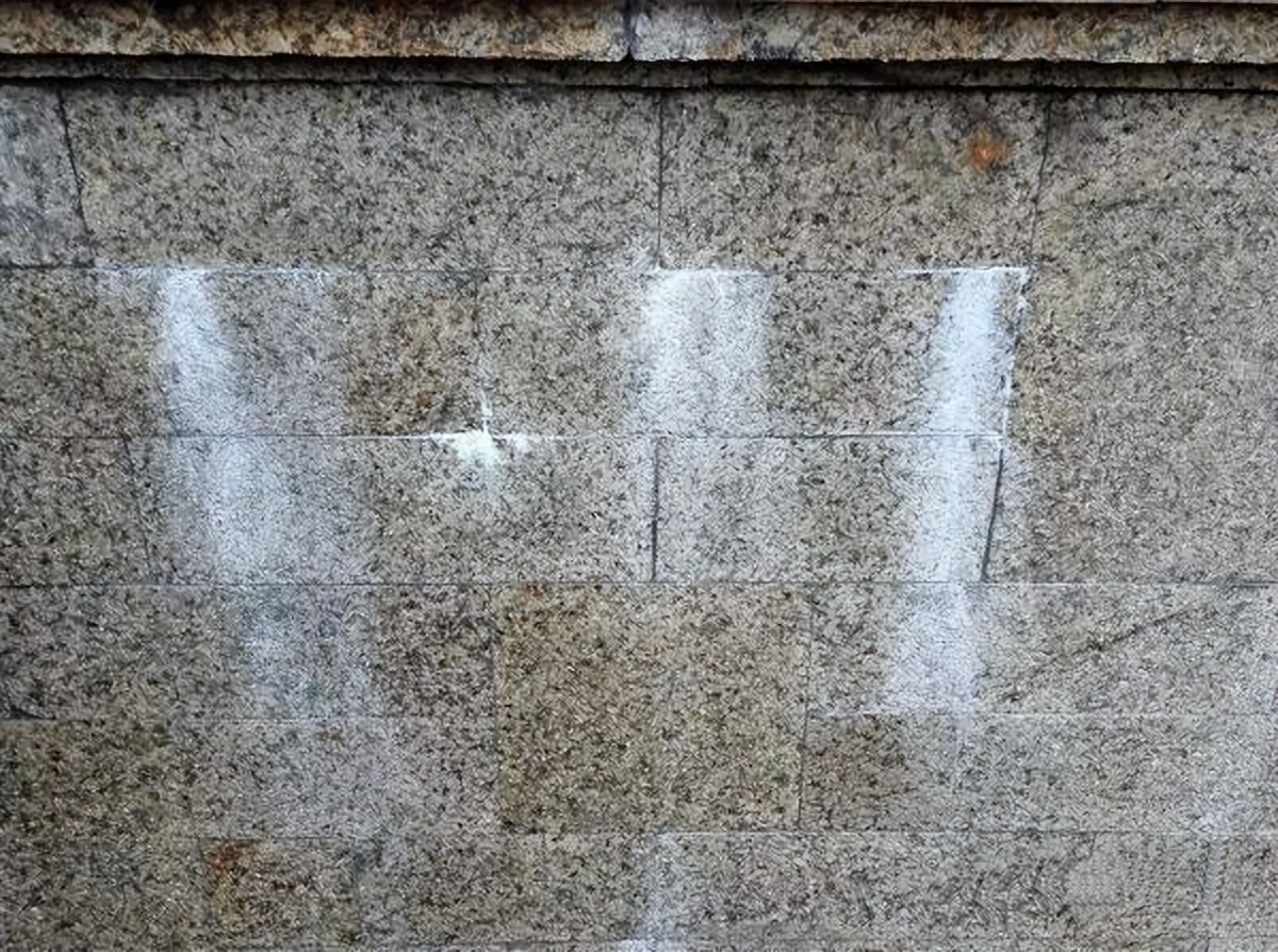 外墙真石漆泛碱怎么办,外墙弹性涂料泛碱怎么回事