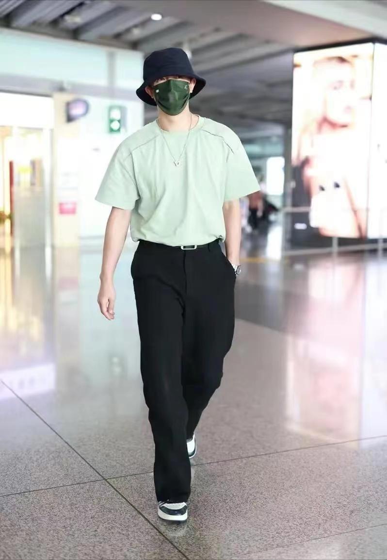 牛油果绿男生穿好看吗,牛油果绿适合黄黑皮肤穿吗男