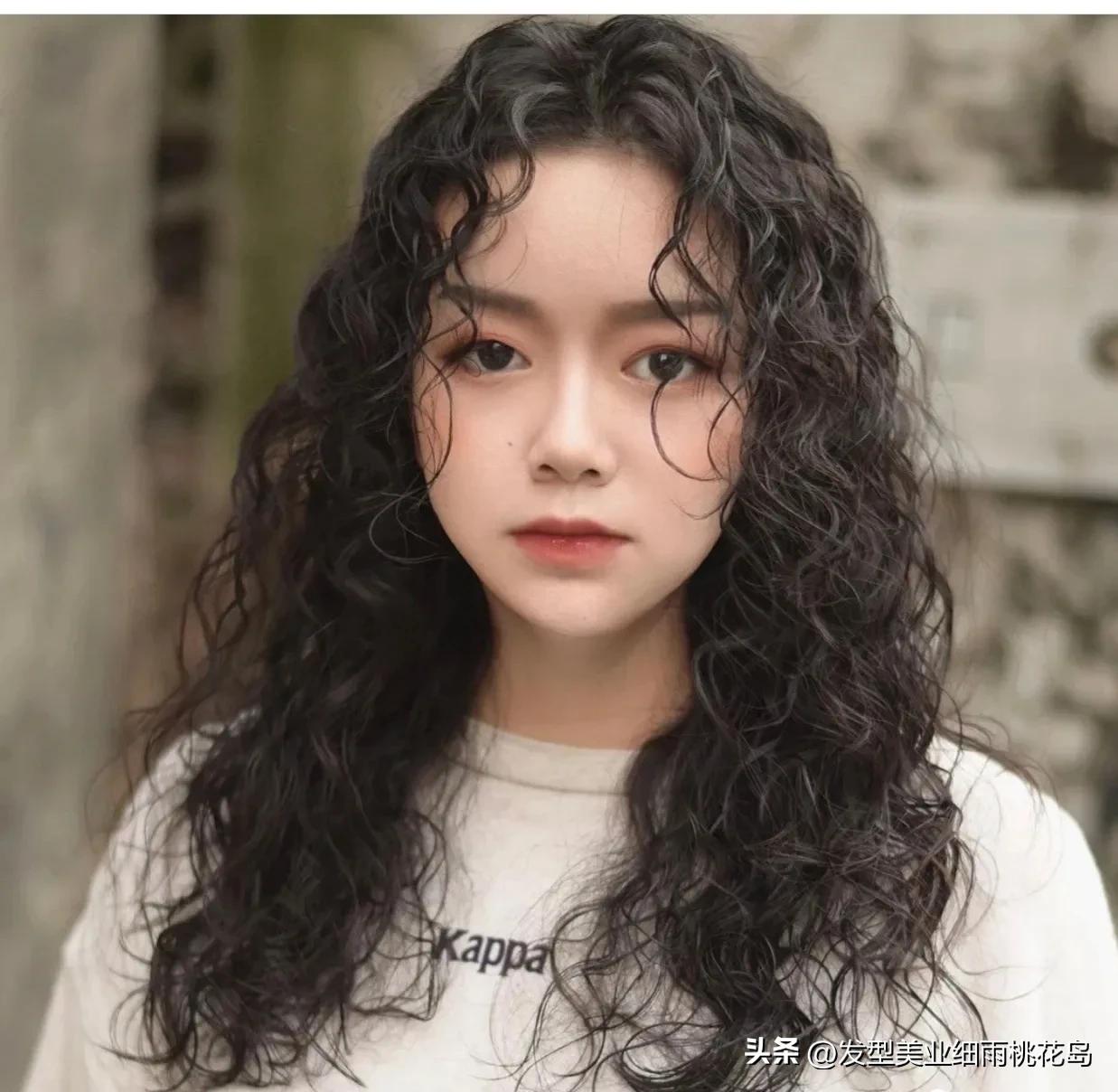 30岁洋气的超短发满头烫小卷,洋气全烫短发满头小卷