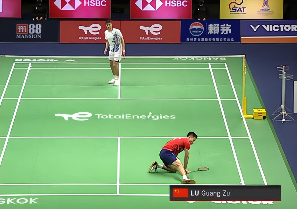 球员怒拍地板,球员愤怒回怼观众