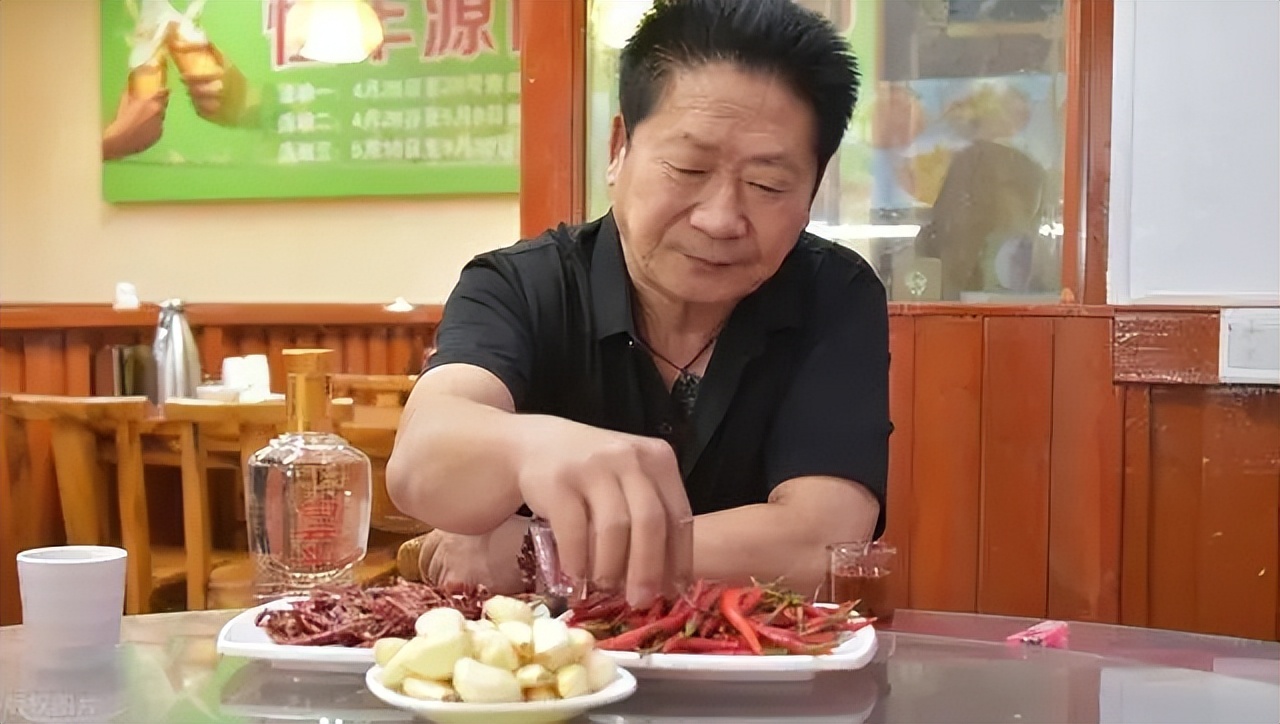 中国辣王李永志挑战最辣辣椒,辣王李永志每天5斤辣椒配白酒