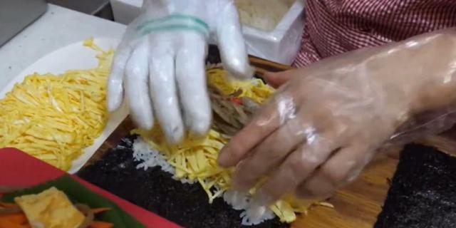 东北大妈做生意,退休东北大妈在蒙城做烘焙