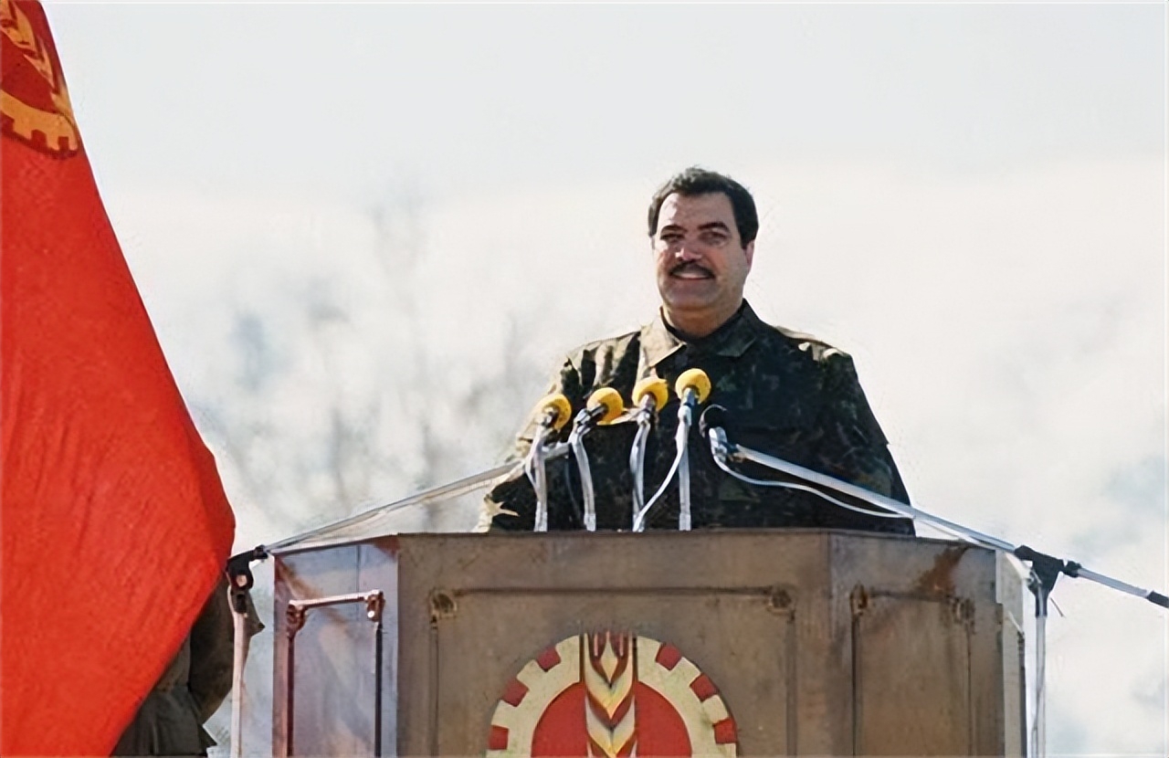 1996年，阿富汗的前总统纳吉布拉，遭遇残忍阉割，尸体被扔臭水沟