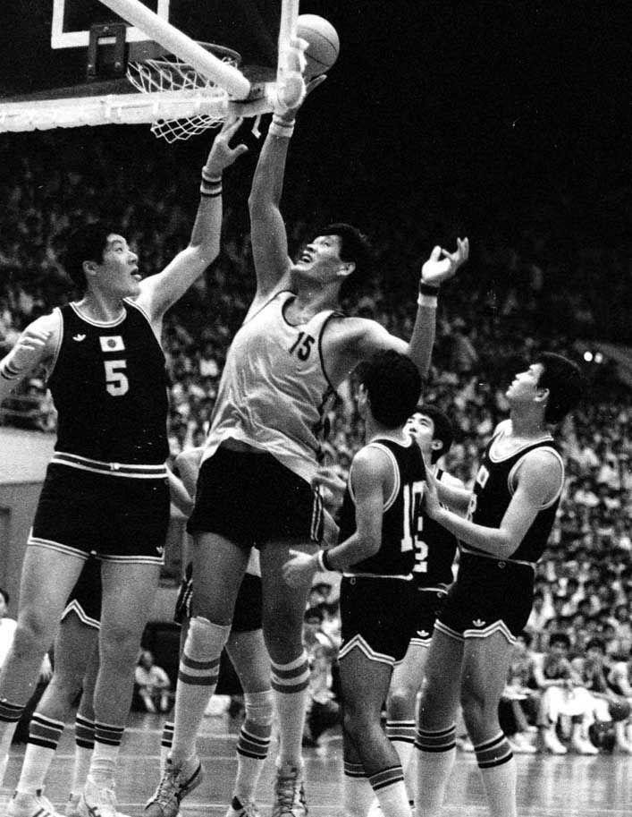 穆铁柱身高比姚明高吗,巨人穆铁柱打篮球