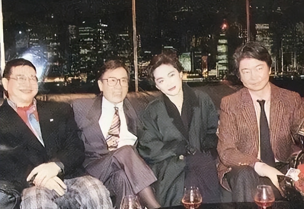 露骨成这样，没人嘲她「色情」