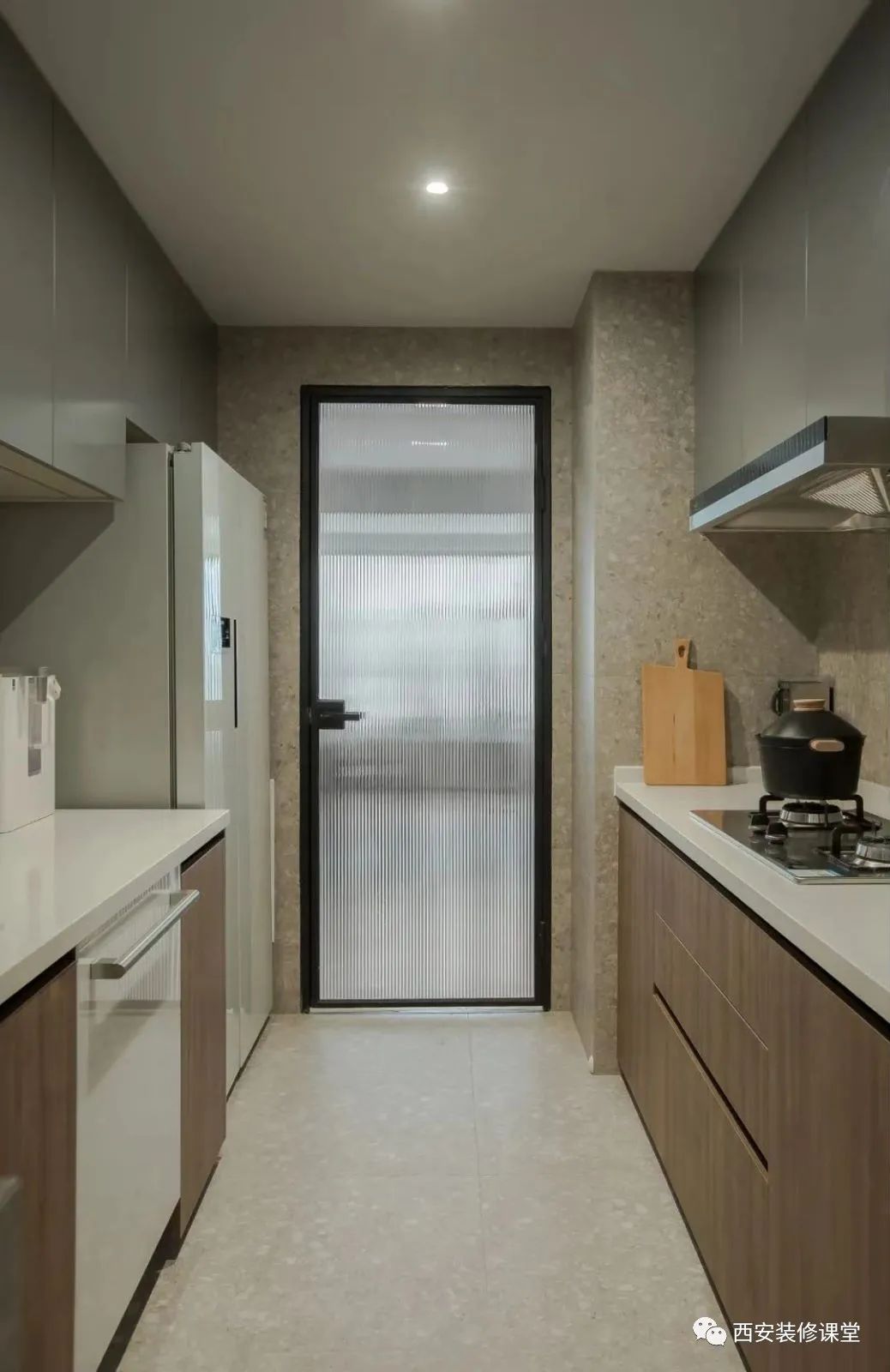 玻璃门下坠蹭地怎么处理,家里玻璃门关不上了怎么修