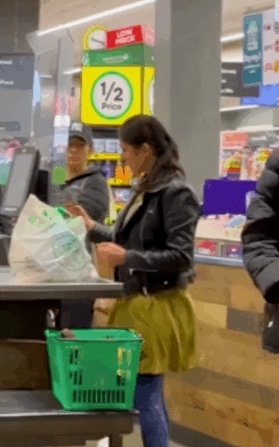 在街头各种送钱送花澳洲网红塌了！靠行善视频赚流量，网友喷了