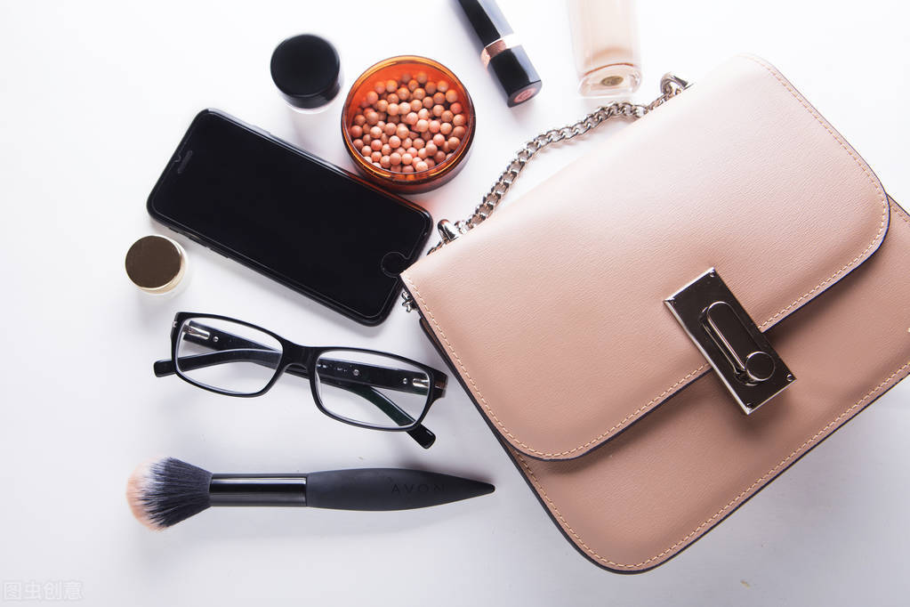 “50块钱”一个的包包,一个月卖了100万,这个点子你该借鉴一下