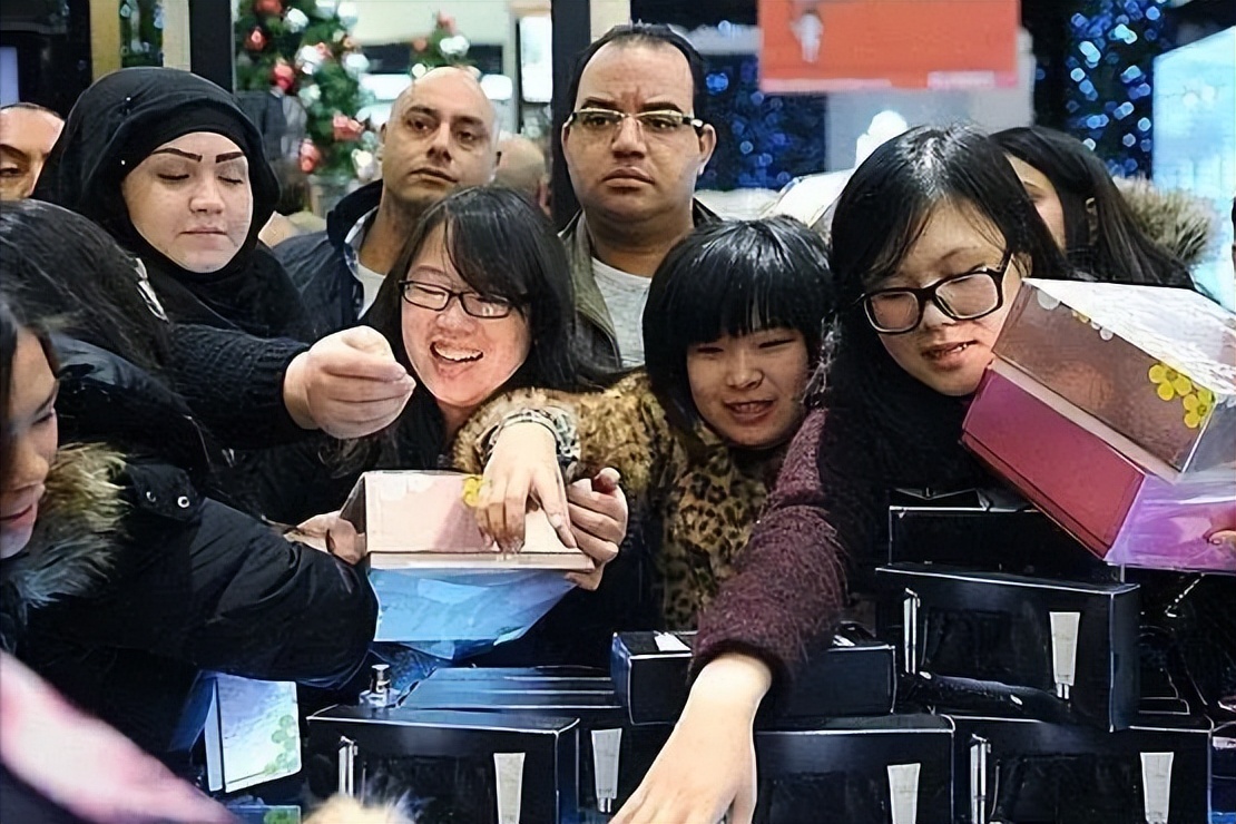 一盒冰激凌,将崇洋媚外展现的淋漓尽致,女孩,你的下限在哪?