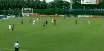 日本因何能掀翻德国？看看浅野的精彩停球，再看国足停球就明白了