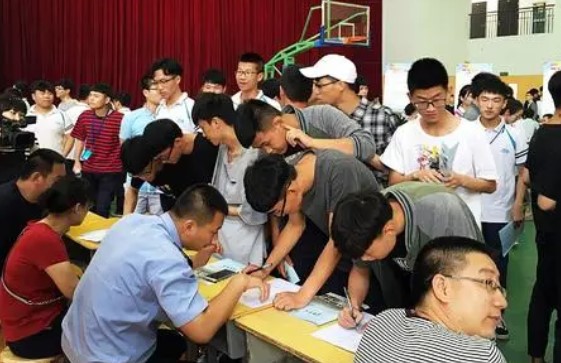 技校生被歧视怎么办,职校为什么被歧视