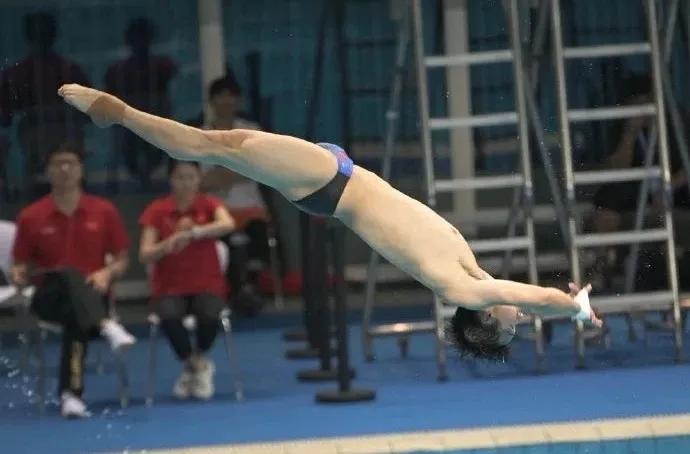 陈艾森双人默契跳水,陈艾森跳水队腹肌