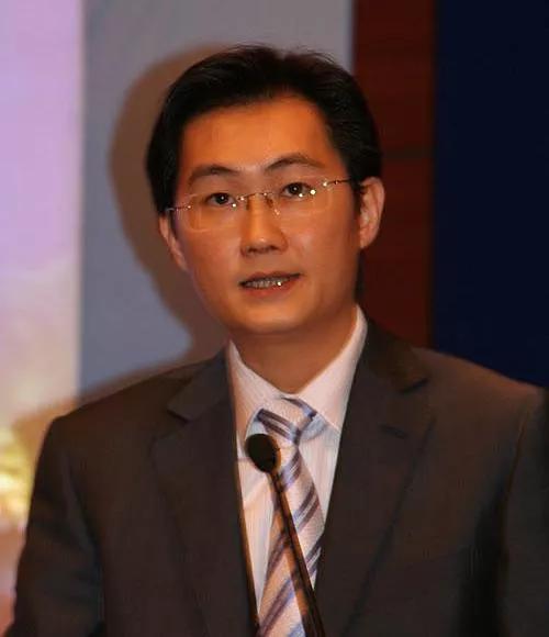 马化腾——QQ创始人，被女主持拥抱后，害羞得涨红了脸