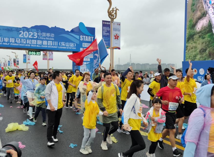 万人一起骑马的视频,万人齐跑马拉松