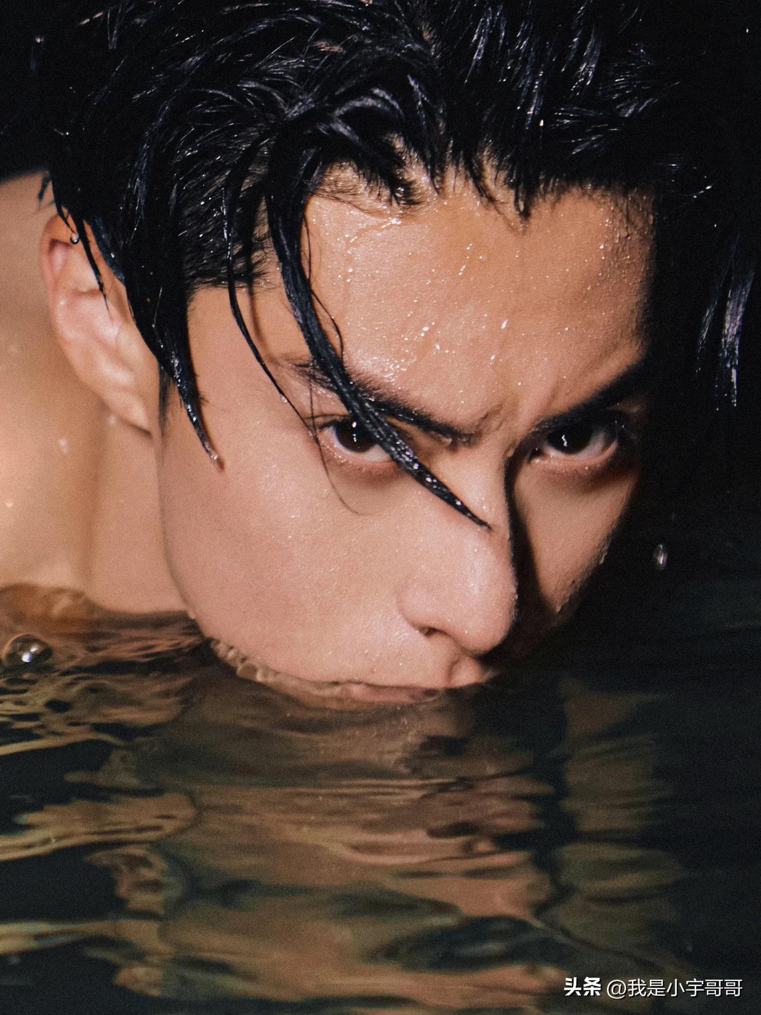 王鹤棣海边拍摄正装花絮,王鹤棣海边自拍第三视角