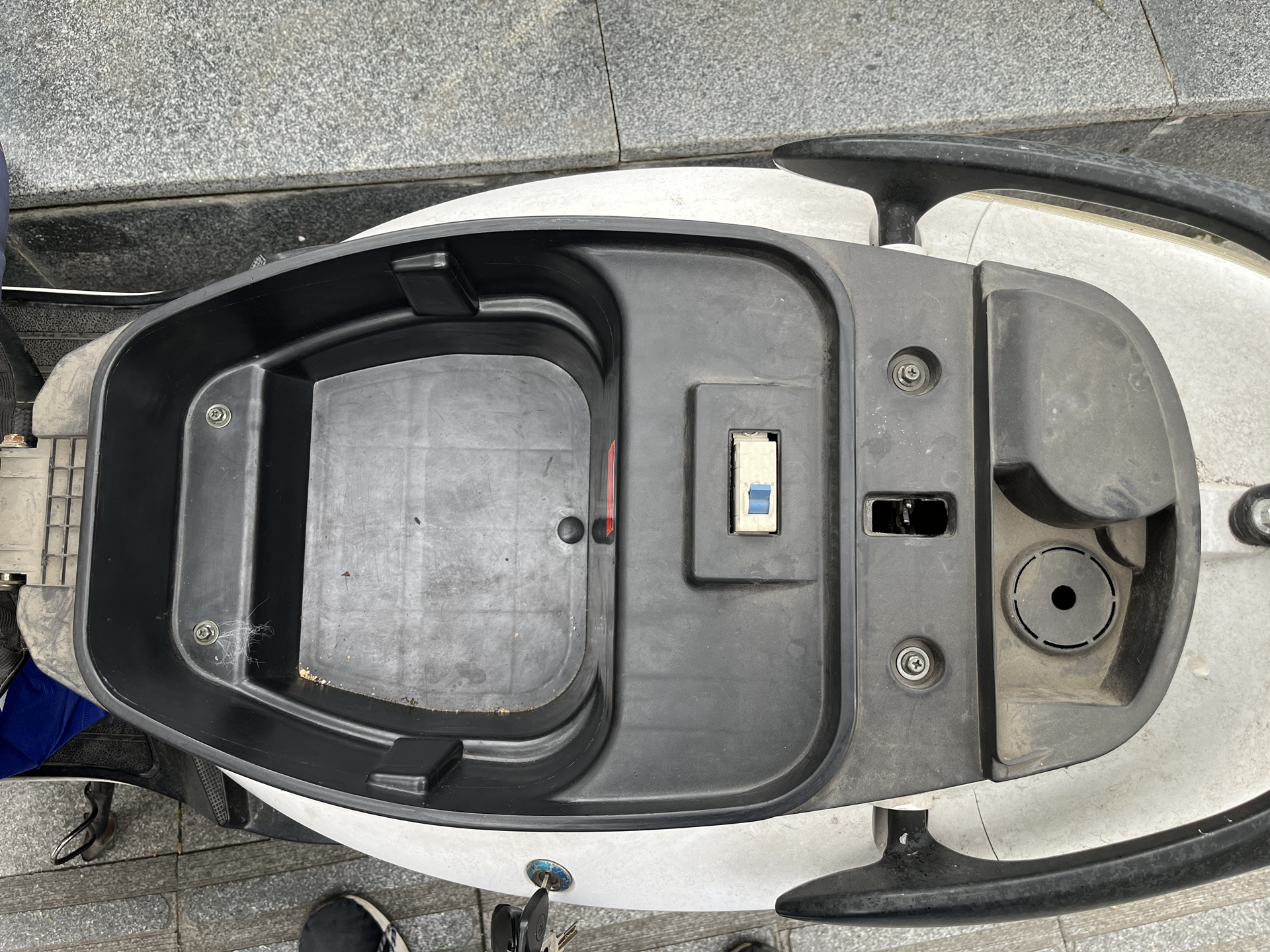 电动车铅酸电池锂电选择哪个好,电动车锂电池和铅酸电池如何选