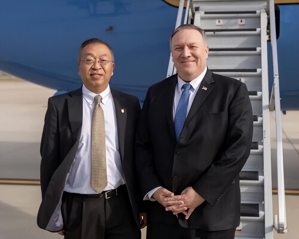 某地制作当代“汉奸”余茂春跪像：六亲不认，背叛家国，数典忘祖