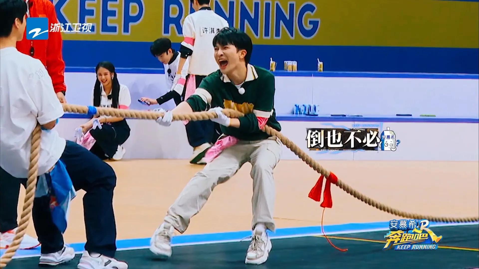 青遛赛中的周深,正如工作中的你我。