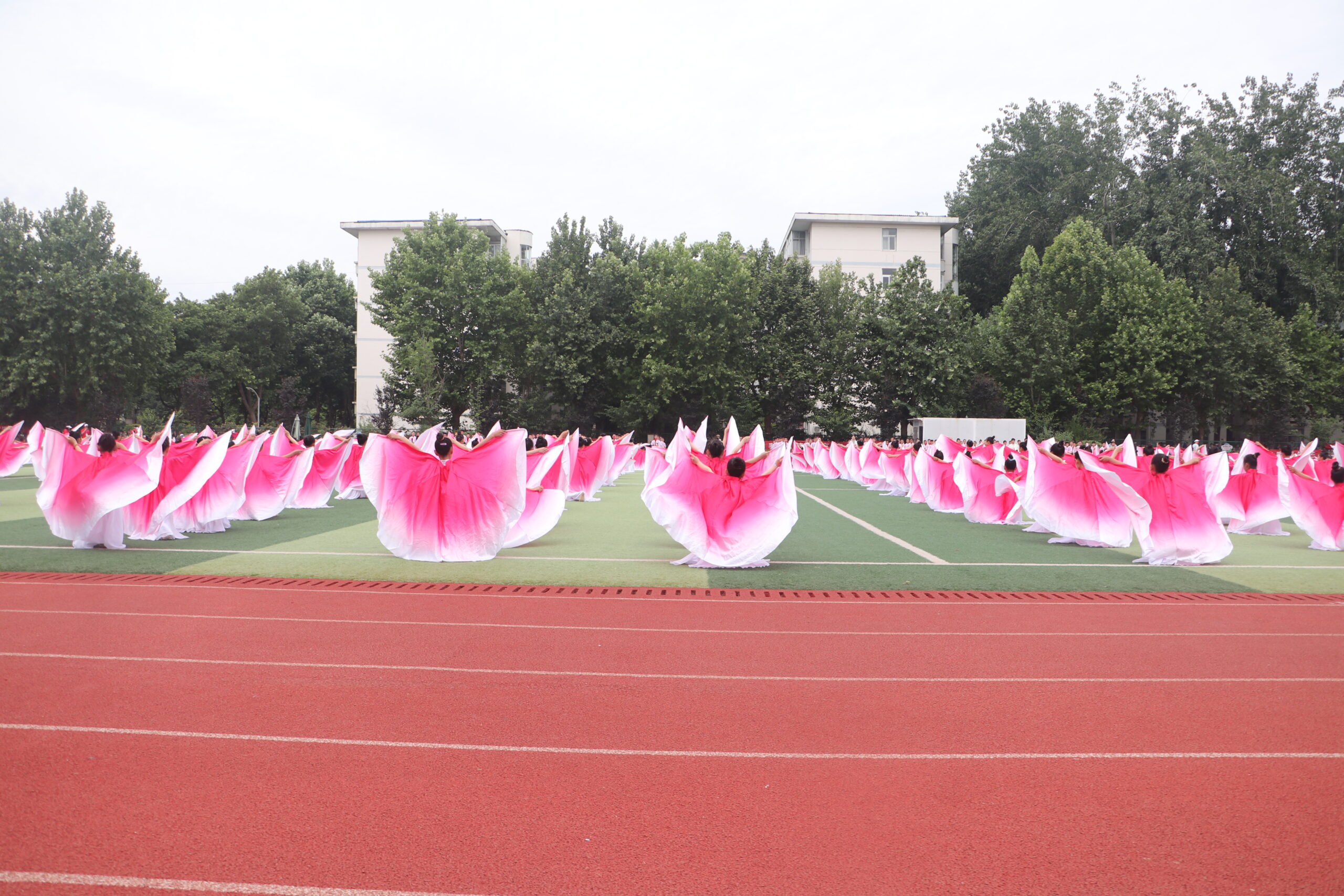 渭南高新小学参加全区第十届中小学生春季田径运动会开幕式