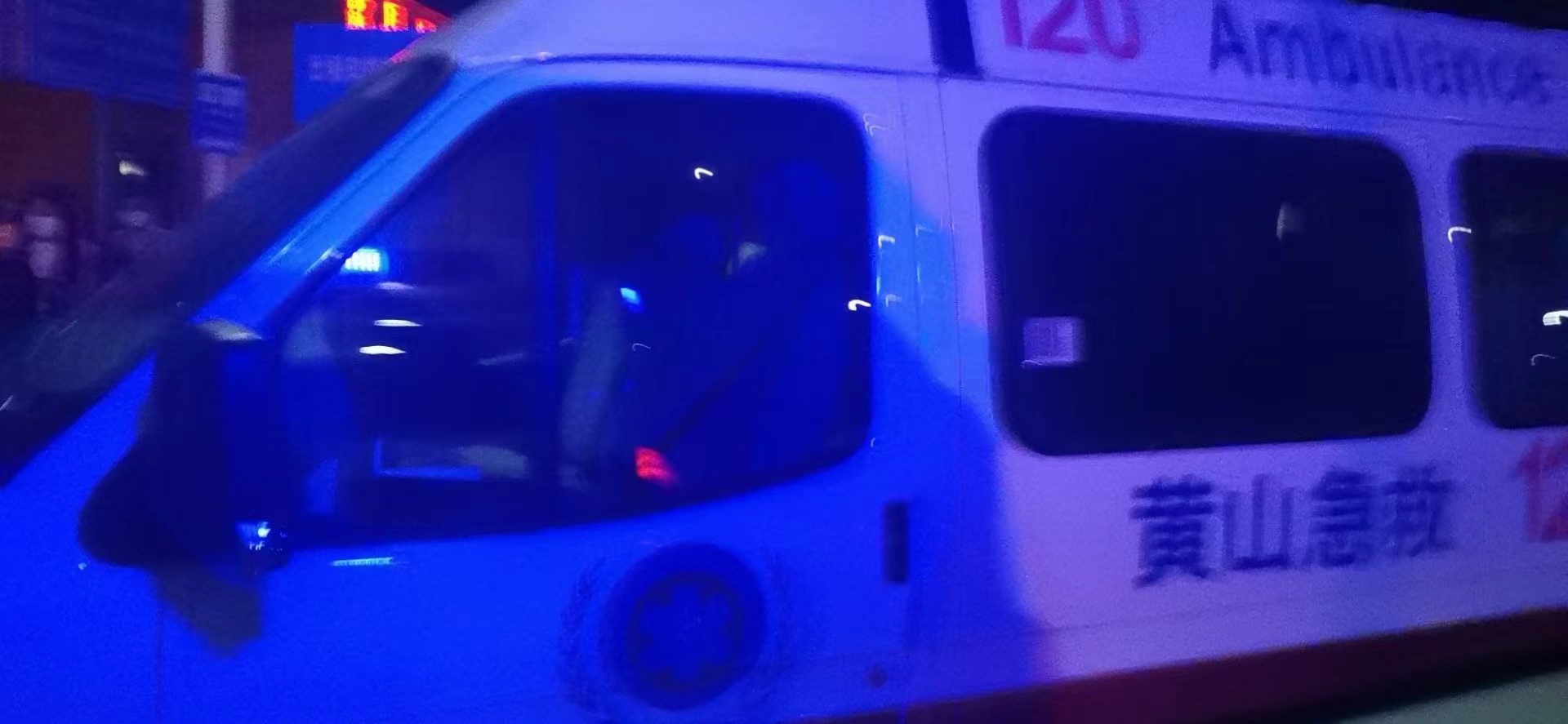 离开上海或选择留下：网约车小哥住车里一个月为还房贷留下，打工人交10年社保不舍得放弃现在工作