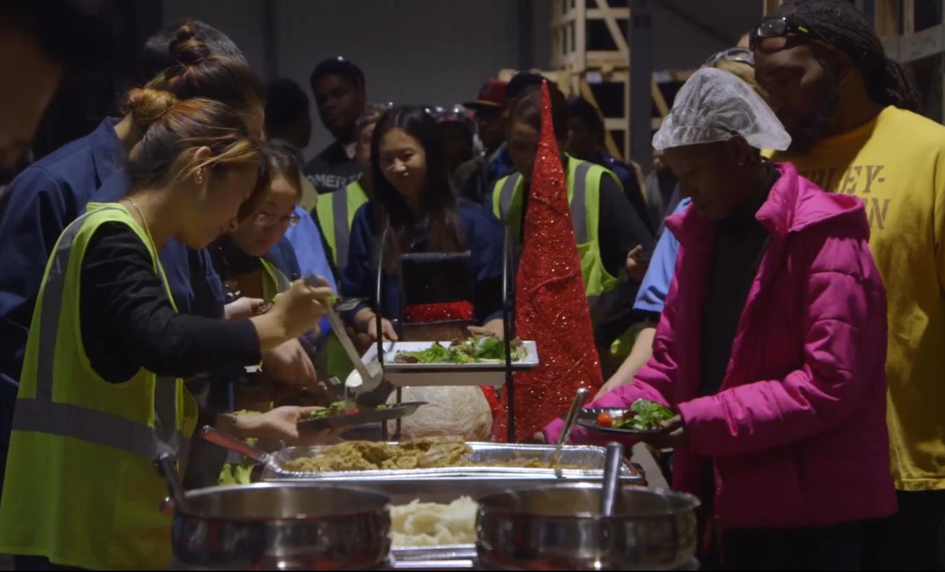 美国工厂流水线工人一个月多少钱,美国穷人上班