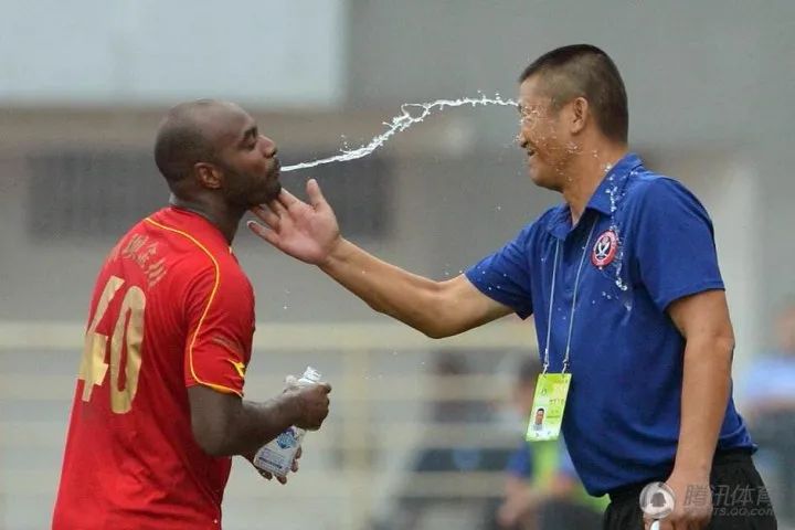 布里斯小传丨年少父亲踢球养家，法甲射手定居成都