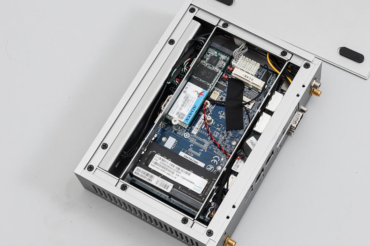 这才叫“多屏”最强电脑！极夜8110m微型小主机：一机四屏够不？